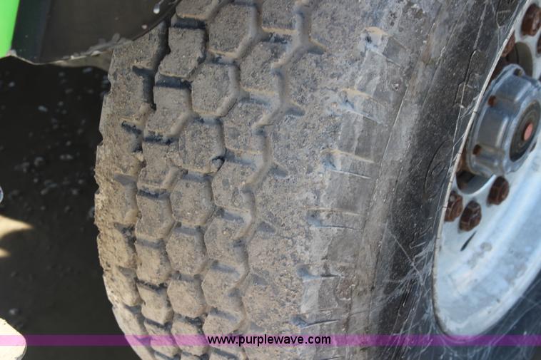 image for item J4539 2003 Mack RD600K semi truck