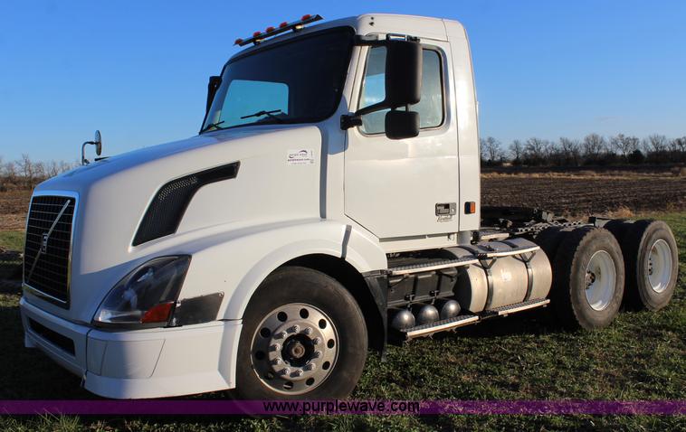 image for item J4542 2004 Volvo VNL semi truck