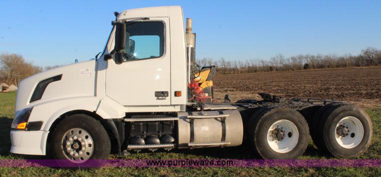 image for item J4542 2004 Volvo VNL semi truck