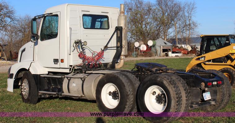 image for item J4542 2004 Volvo VNL semi truck