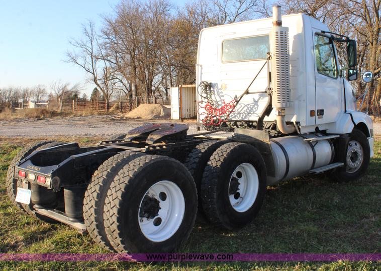 image for item J4542 2004 Volvo VNL semi truck