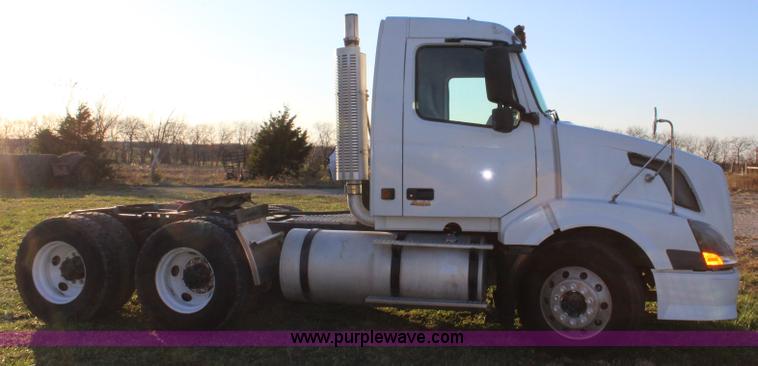 image for item J4542 2004 Volvo VNL semi truck