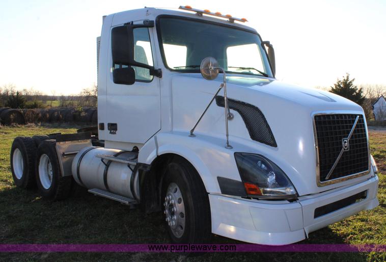 image for item J4542 2004 Volvo VNL semi truck