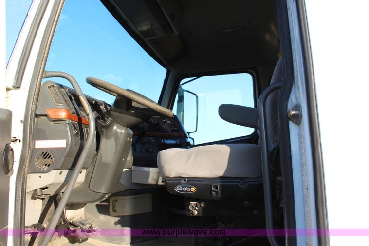 image for item J4542 2004 Volvo VNL semi truck
