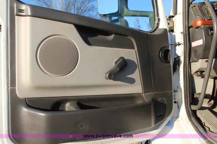 image for item J4542 2004 Volvo VNL semi truck