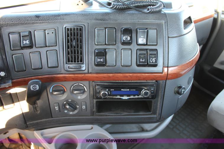 image for item J4542 2004 Volvo VNL semi truck