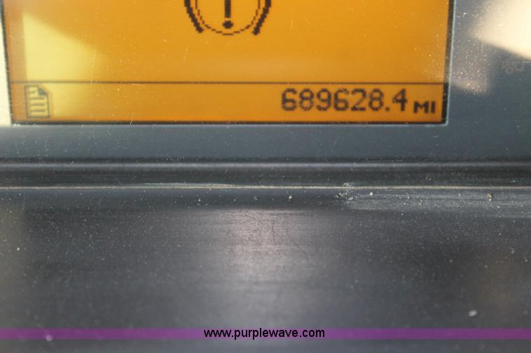 image for item J4542 2004 Volvo VNL semi truck