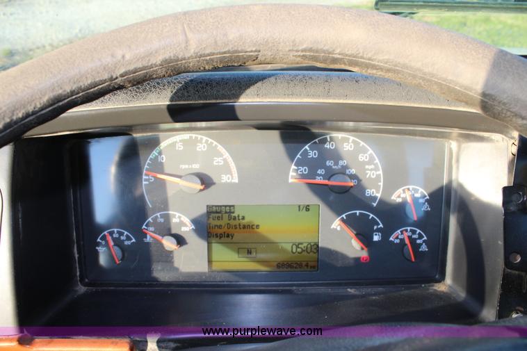 image for item J4542 2004 Volvo VNL semi truck