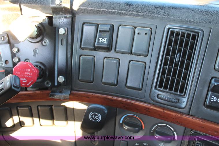 image for item J4542 2004 Volvo VNL semi truck