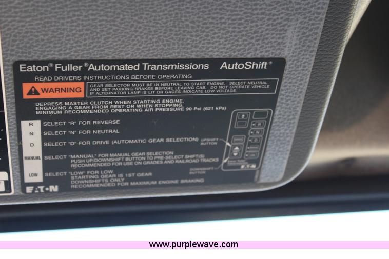 image for item J4542 2004 Volvo VNL semi truck