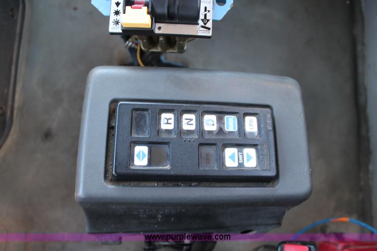 image for item J4542 2004 Volvo VNL semi truck