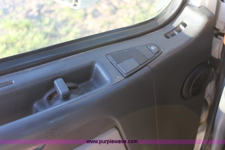 image for item J4542 2004 Volvo VNL semi truck