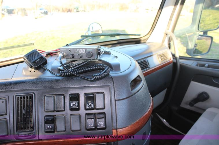 image for item J4542 2004 Volvo VNL semi truck