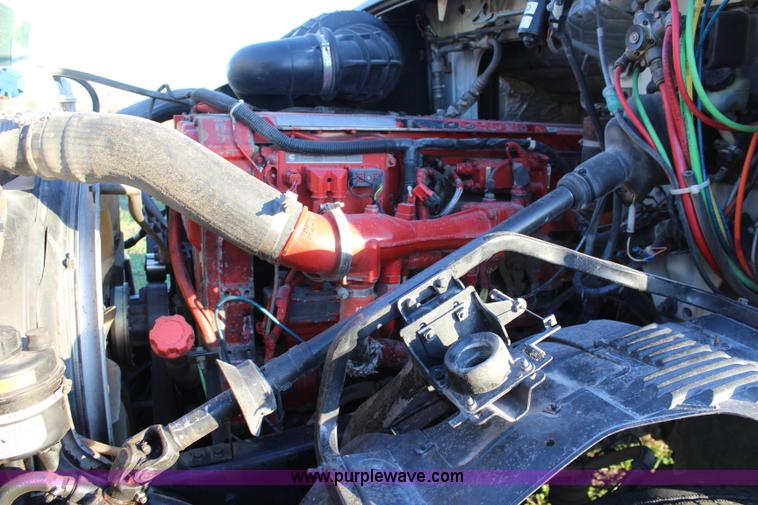 image for item J4542 2004 Volvo VNL semi truck