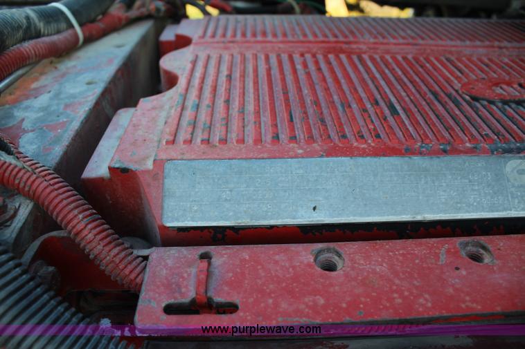 image for item J4542 2004 Volvo VNL semi truck