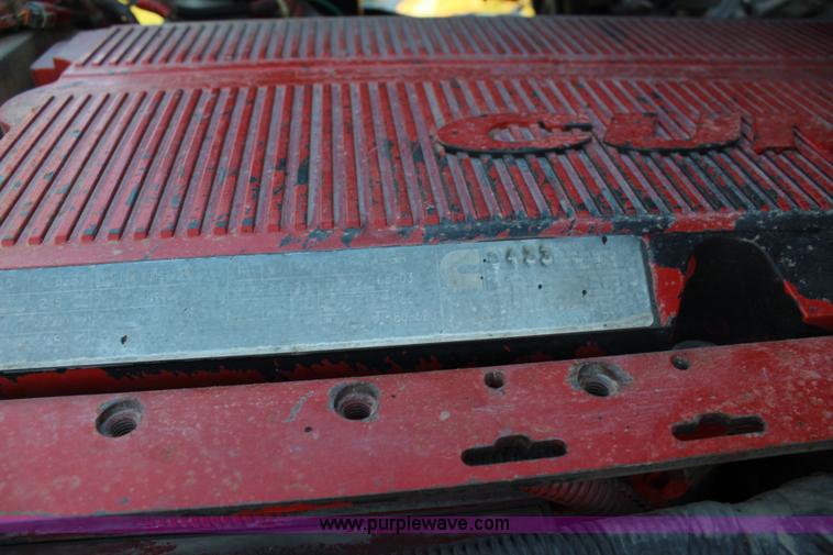 image for item J4542 2004 Volvo VNL semi truck