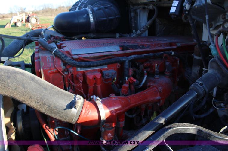 image for item J4542 2004 Volvo VNL semi truck