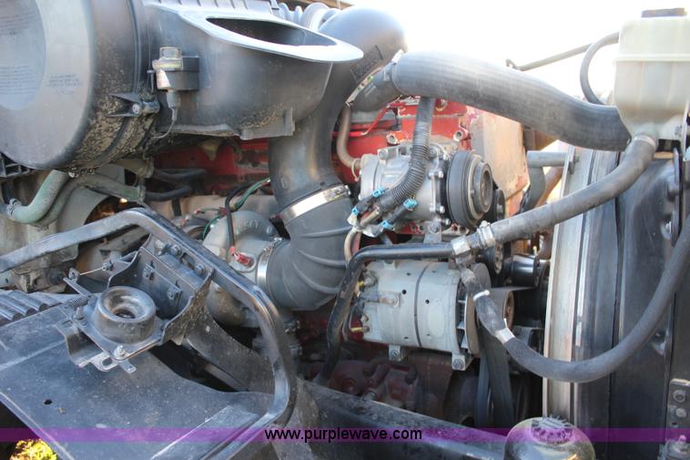 image for item J4542 2004 Volvo VNL semi truck