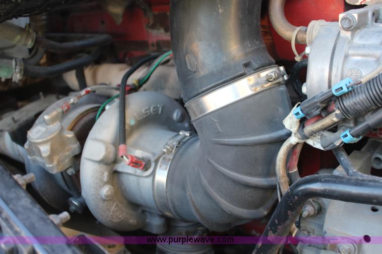 image for item J4542 2004 Volvo VNL semi truck