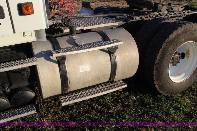 image for item J4542 2004 Volvo VNL semi truck