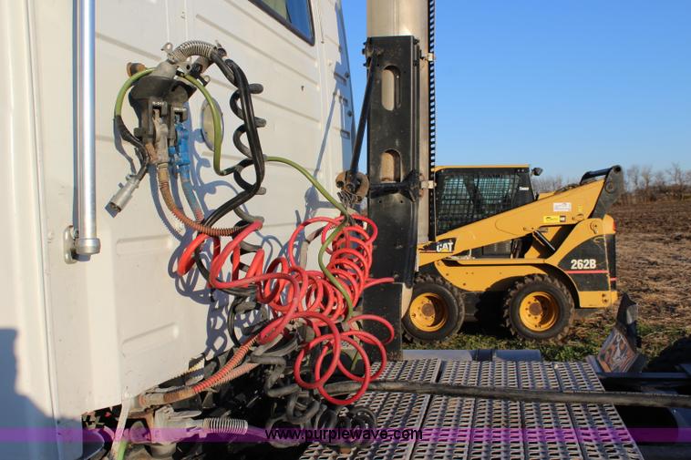 image for item J4542 2004 Volvo VNL semi truck