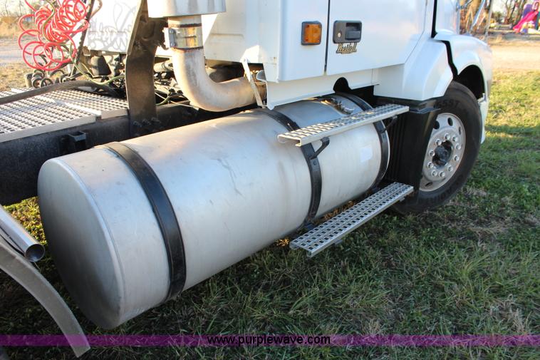 image for item J4542 2004 Volvo VNL semi truck