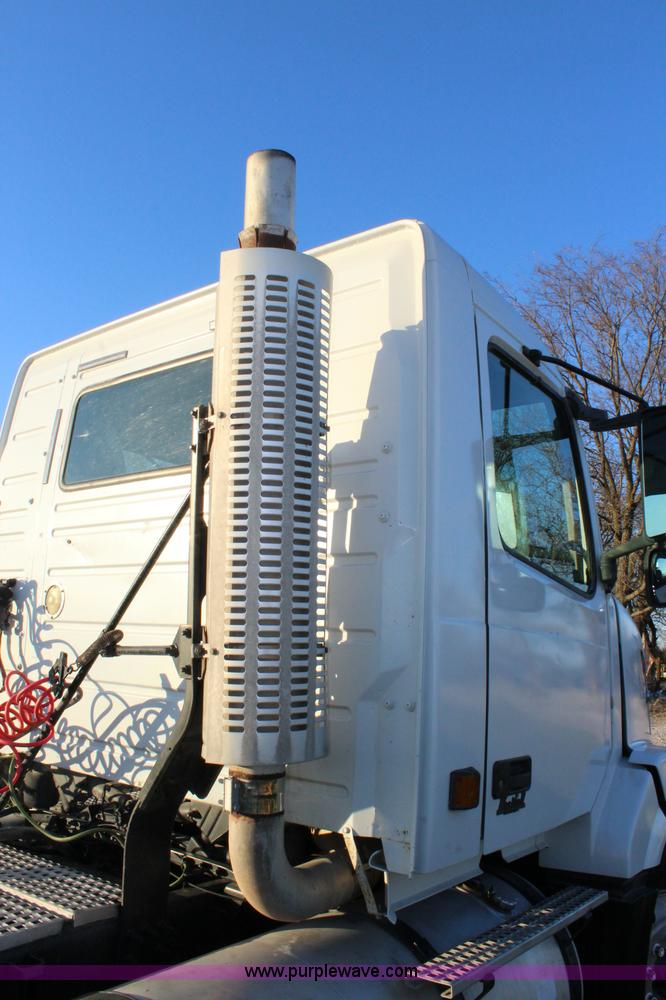 image for item J4542 2004 Volvo VNL semi truck