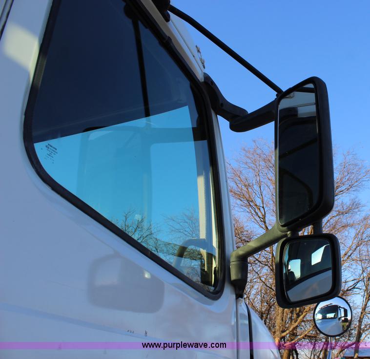 image for item J4542 2004 Volvo VNL semi truck