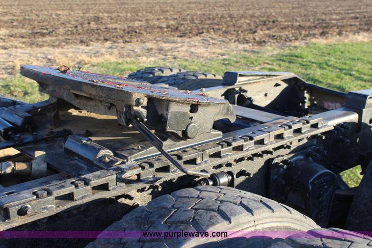 image for item J4542 2004 Volvo VNL semi truck