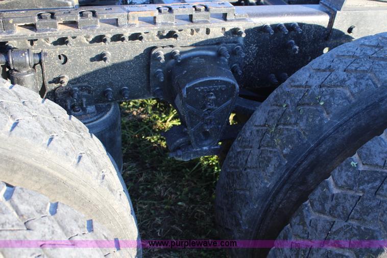 image for item J4542 2004 Volvo VNL semi truck