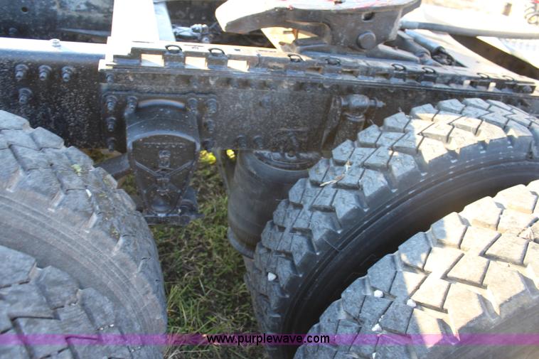 image for item J4542 2004 Volvo VNL semi truck