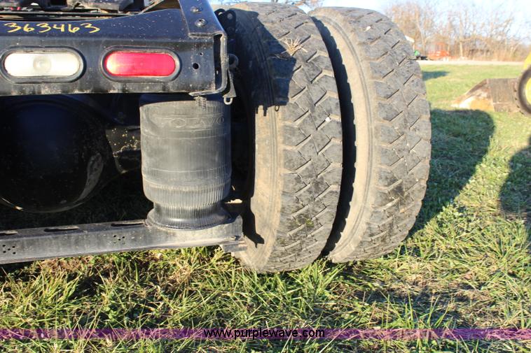 image for item J4542 2004 Volvo VNL semi truck