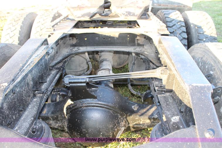 image for item J4542 2004 Volvo VNL semi truck