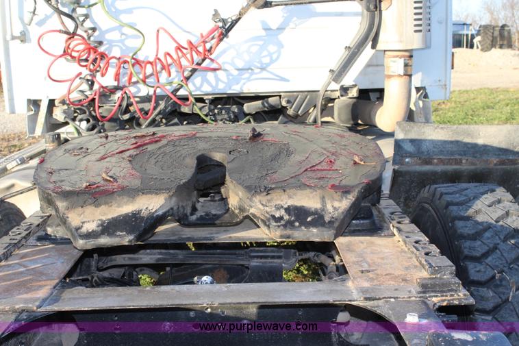 image for item J4542 2004 Volvo VNL semi truck