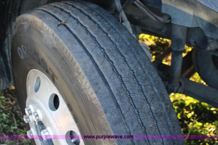 image for item J4542 2004 Volvo VNL semi truck