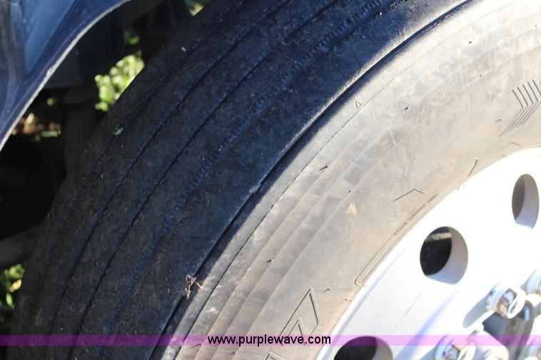 image for item J4542 2004 Volvo VNL semi truck