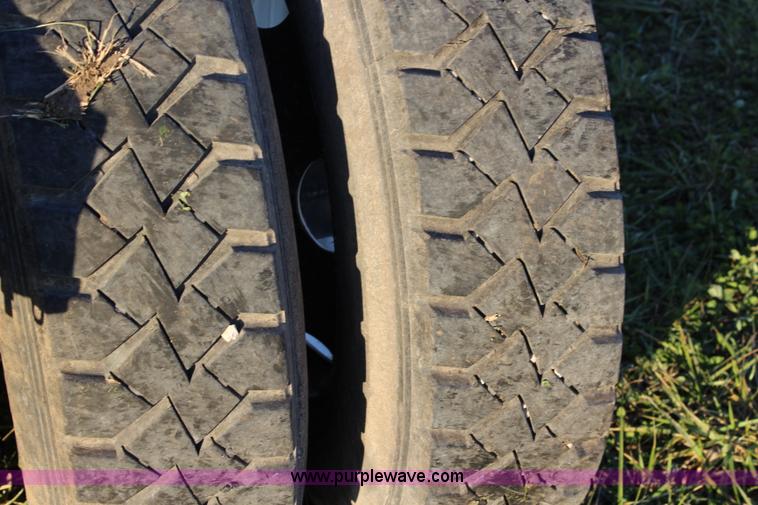 image for item J4542 2004 Volvo VNL semi truck