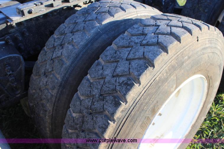 image for item J4542 2004 Volvo VNL semi truck