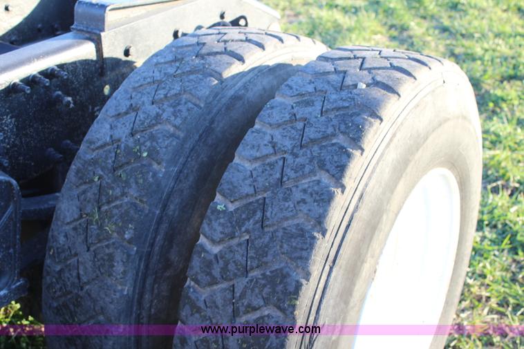 image for item J4542 2004 Volvo VNL semi truck