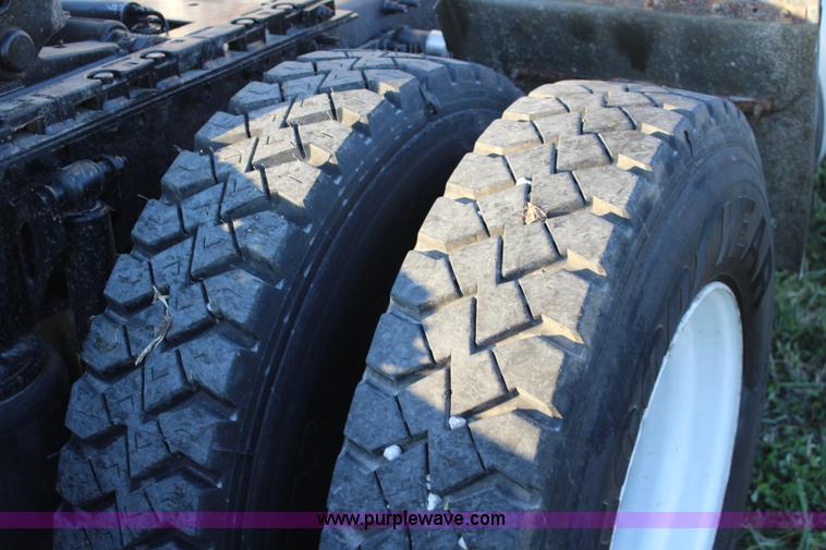 image for item J4542 2004 Volvo VNL semi truck