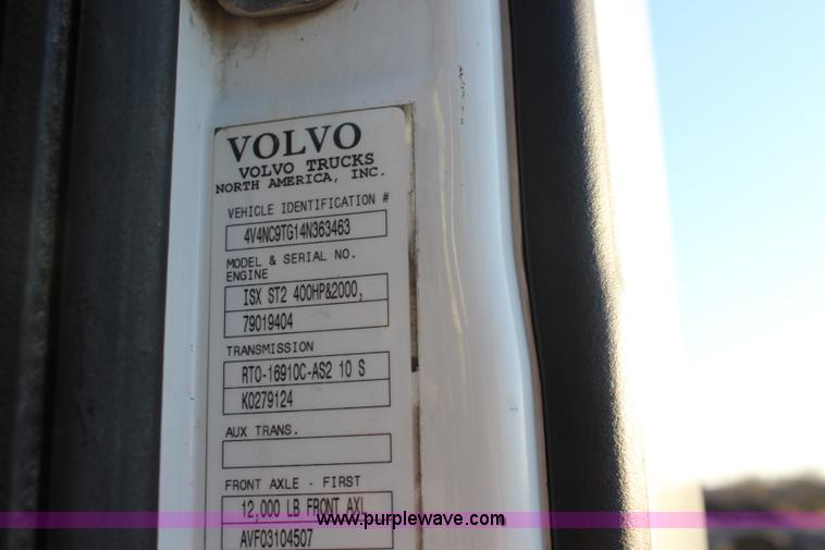 image for item J4542 2004 Volvo VNL semi truck