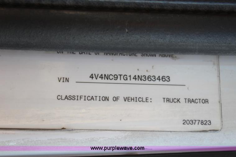 image for item J4542 2004 Volvo VNL semi truck