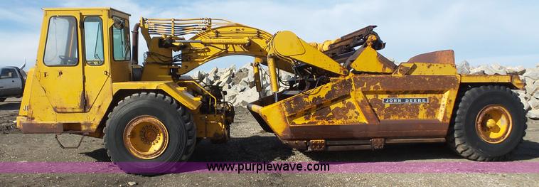 image for item J4558 1977 John Deere 762 elevating scraper