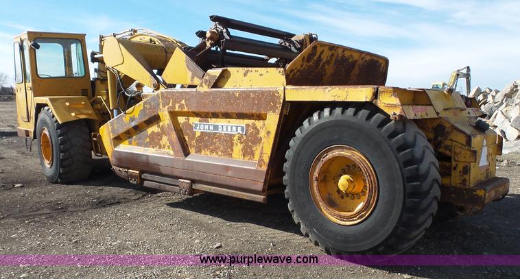 image for item J4558 1977 John Deere 762 elevating scraper