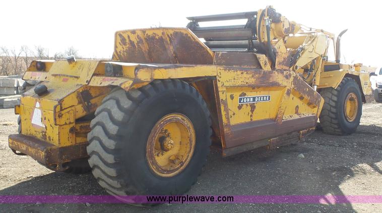 image for item J4558 1977 John Deere 762 elevating scraper