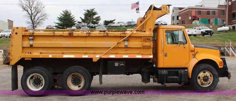 image for item J4563 1999 International 4900 dump truck