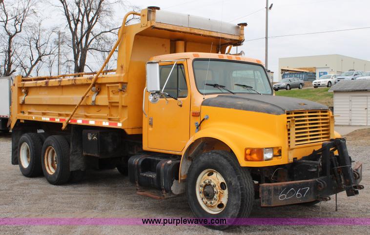 image for item J4563 1999 International 4900 dump truck