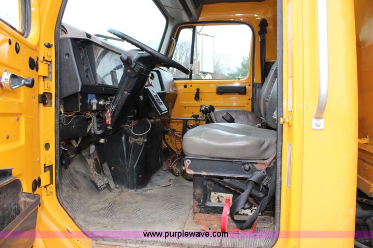 image for item J4563 1999 International 4900 dump truck