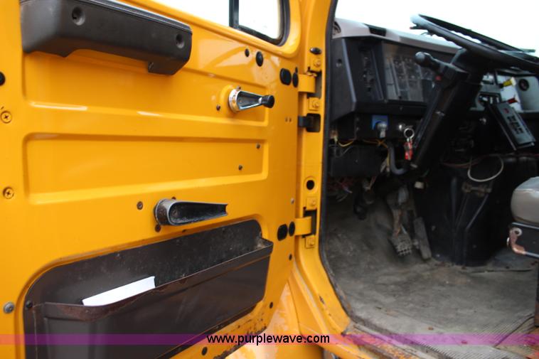 image for item J4563 1999 International 4900 dump truck