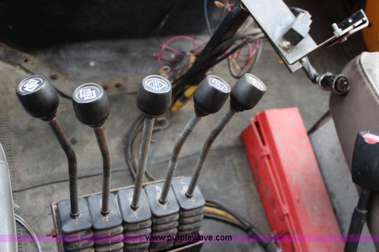 image for item J4563 1999 International 4900 dump truck